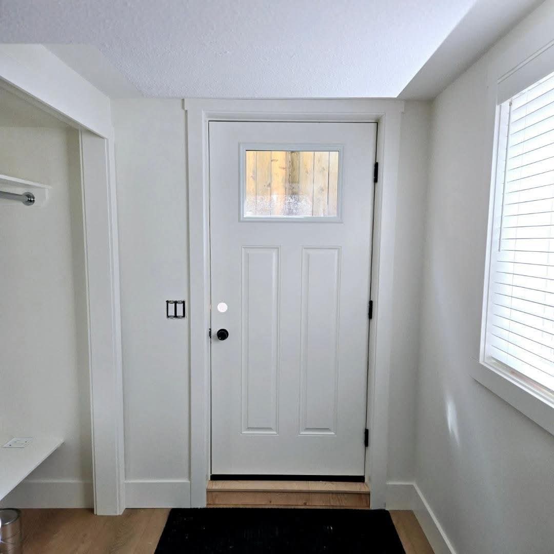 Interior entry door and trim painted crisp white in Bowness, Calgary Interior entry door and trim painted crisp white in Bowness, Calgary